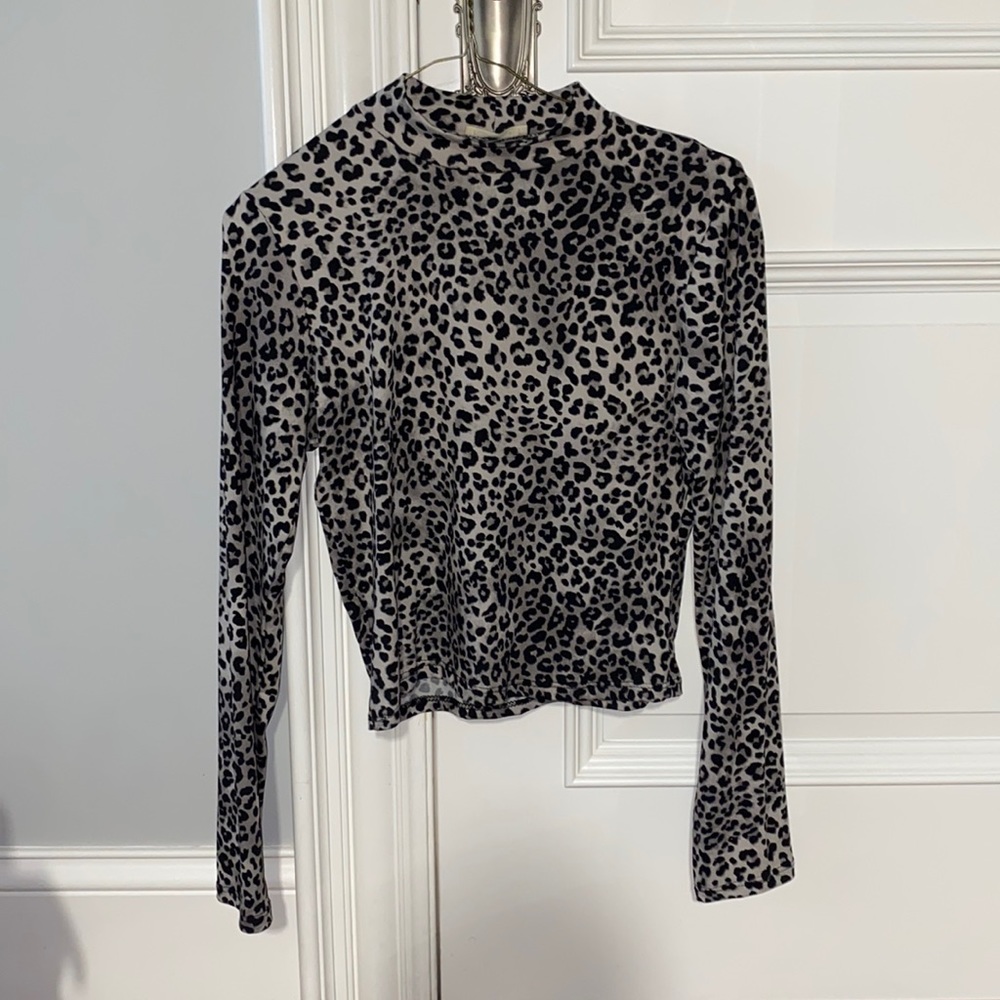 Olivia Rae Long Sleeve Top Size Medium Leopard Print